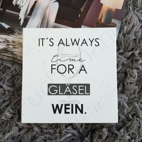 Schild weiß mit Spruch. It´s alwasy time for a Gläsel Wein.